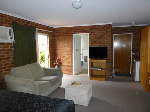 Inverloch Central Motor Inn - Broome Tourism 5