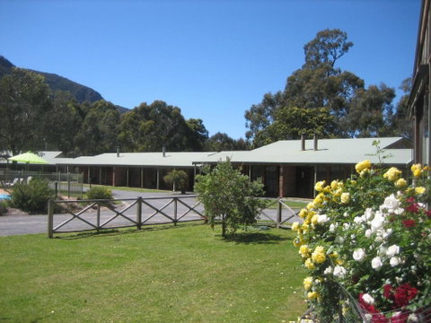 Halls Gap Log Cabins - Broome Tourism 3