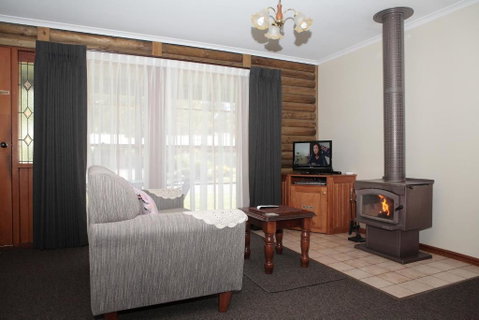 Halls Gap Log Cabins - Broome Tourism 2