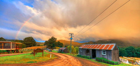Hartzview Vineyard Heritage Pickers Hut Village - Broome Tourism 0