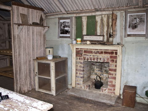 Hartzview Vineyard Heritage Pickers Hut Village - Broome Tourism 1