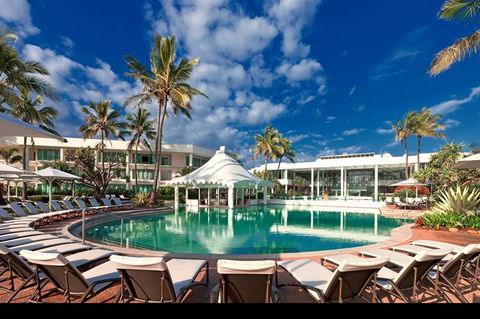 Oasis Pool Bar - Broome Tourism 0
