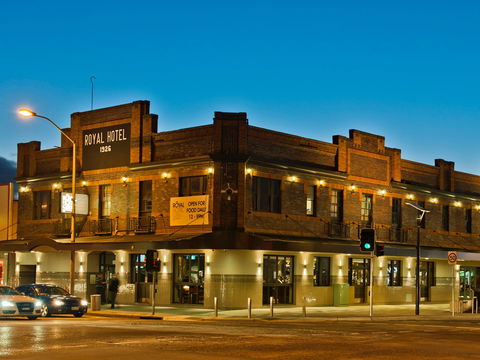 Royal Hotel Queanbeyan - Broome Tourism 0