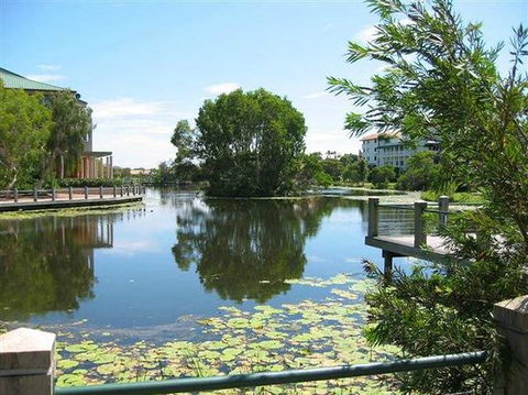 Robina Tavern On The Lake - Broome Tourism 0
