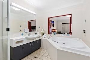 The Coffee House Apartments & Bistro - Broome Tourism 5