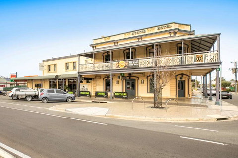 Nightcap at Exeter Hotel - Broome Tourism 0