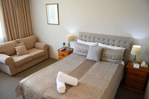 Cotswold Gardens - Broome Tourism 1
