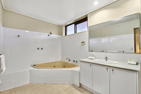 Knox International Hotel - Broome Tourism 5