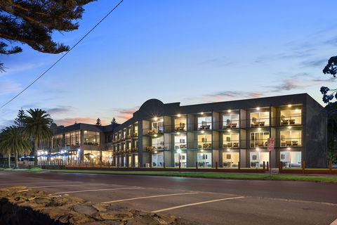 North Pier Hotel Cowes - Broome Tourism 1