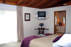 Hillcrest Mountain View Retreat - Broome Tourism 4