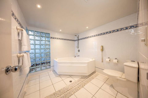 DoubleTree by Hilton Cairns - Broome Tourism 9
