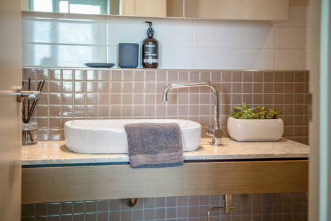 Port Adelaide Executive Waterfront Apartment - Broome Tourism 5