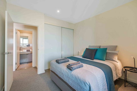 Port Adelaide Executive Waterfront Apartment - Broome Tourism 3
