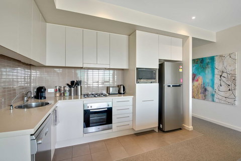 Port Adelaide Executive Waterfront Apartment - Broome Tourism 8