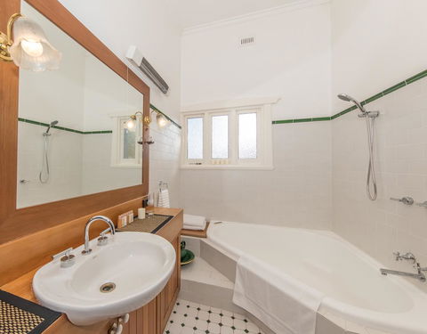 The Tudor House - Broome Tourism 15