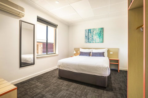 Nightcap At Rose & Crown Hotel - Broome Tourism 1