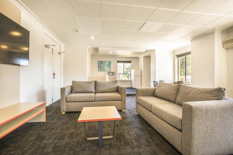 Nightcap At Rose & Crown Hotel - Broome Tourism 12