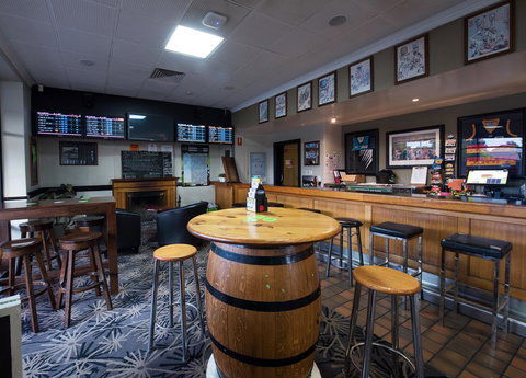 Nightcap At Rose & Crown Hotel - Broome Tourism 7