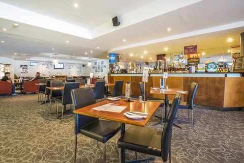 Nightcap At Rose & Crown Hotel - Broome Tourism 9