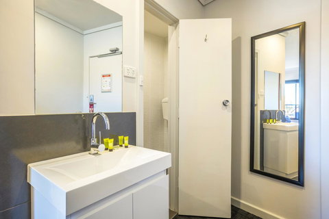 Nightcap At Rose & Crown Hotel - Broome Tourism 17