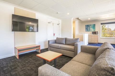 Nightcap At Rose & Crown Hotel - Broome Tourism 2