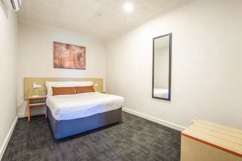 Nightcap At Rose & Crown Hotel - Broome Tourism 13