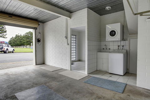 Tasman Beachside Apartment - Broome Tourism 11