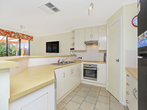 Lakeside - Encounter Bay - Broome Tourism 8