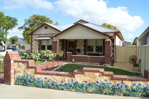 Two Cow Cottage Bed & Breakfast - Broome Tourism 15