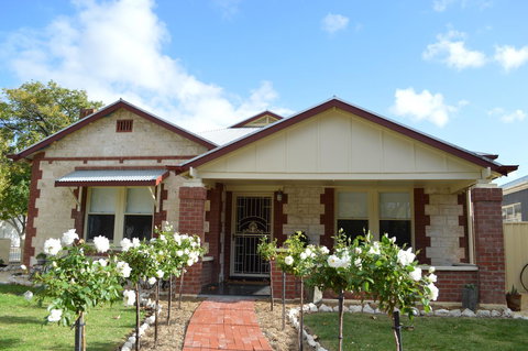 Two Cow Cottage Bed & Breakfast - Broome Tourism 1
