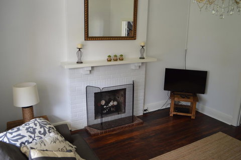 Two Cow Cottage Bed & Breakfast - Broome Tourism 11