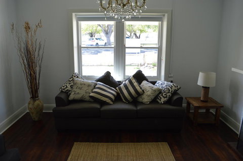 Two Cow Cottage Bed & Breakfast - Broome Tourism 14