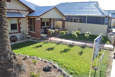 Two Cow Cottage Bed & Breakfast - Broome Tourism 18