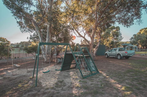 Seppelts View Cabins - Broome Tourism 12