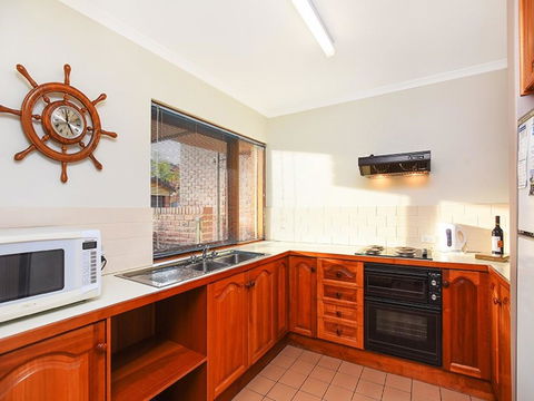 Franklin Beachfront Apartments - Broome Tourism 9