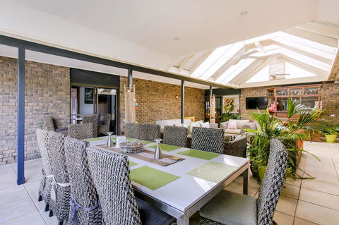 Barossa Retro BnB - Broome Tourism 6