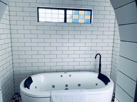 The Manor Basket Range - Broome Tourism 11