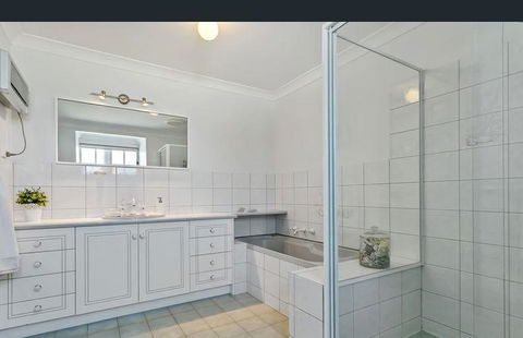 Angaston House - Broome Tourism 14