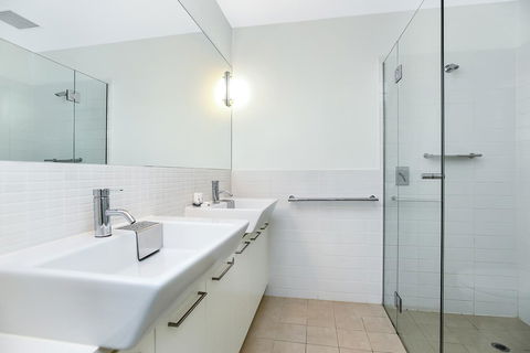 Breeze Beachfront Apartment - Broome Tourism 18