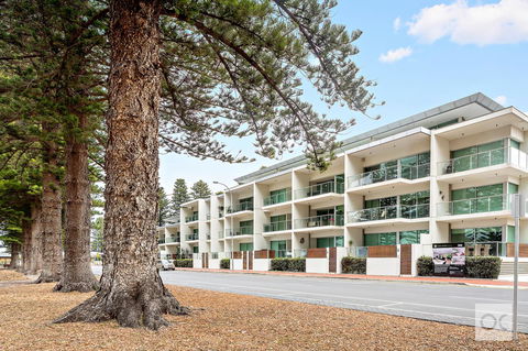 Breeze Beachfront Apartment - Broome Tourism 0