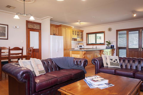 Angaston Saleyards Luxury Accommodation - Broome Tourism 5
