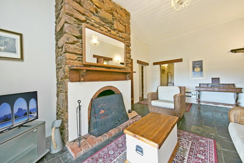 Vineyard Cottage BnB - Broome Tourism 14