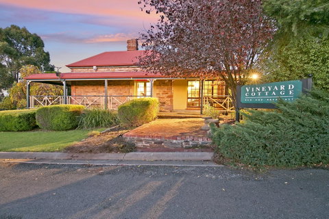 Vineyard Cottage BnB - Broome Tourism 8