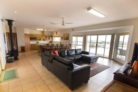 Limestone Ridge - Broome Tourism 4