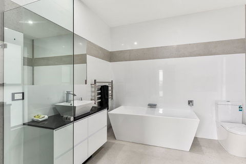 KENNEDY EXECUTIVE TOWNHOUSE - Broome Tourism 1