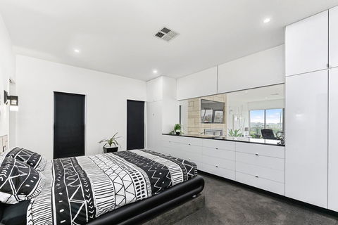 KENNEDY EXECUTIVE TOWNHOUSE - Broome Tourism 11