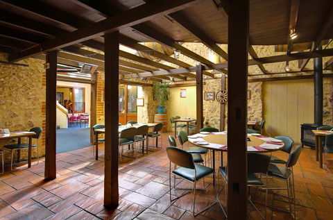 Victoria Hotel Strathalbyn - Broome Tourism 12