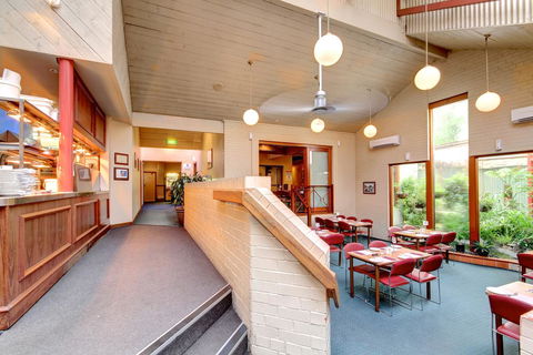 Victoria Hotel Strathalbyn - Broome Tourism 2