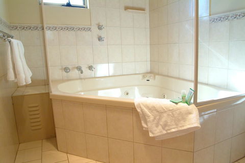 Victoria Hotel Strathalbyn - Broome Tourism 5