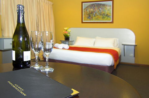 Victoria Hotel Strathalbyn - Broome Tourism 13
